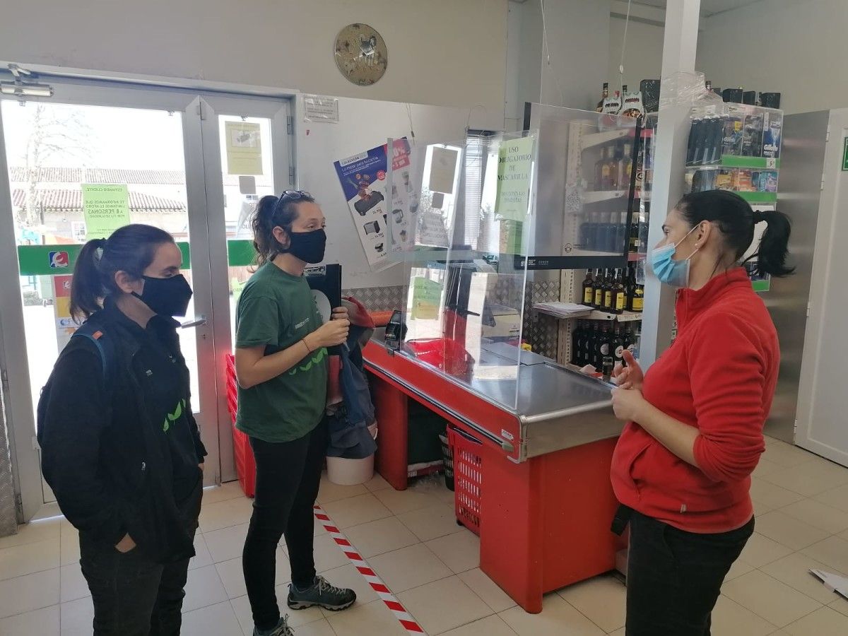 Os comerciantes da Lama reciben a visita do persoal do plan Revitaliza de compostaxe