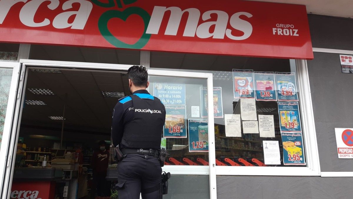 Control de la Policía Local de Poio en un supermercado
