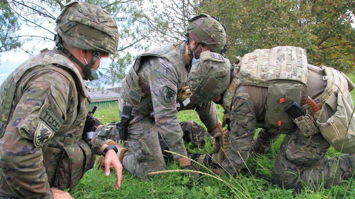 Atención a un soldado herido