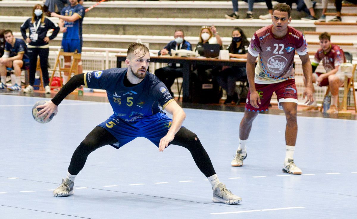Marko Dzokic no partido entre o Teucro e o Sporting Alicante no Pavillón Municipal