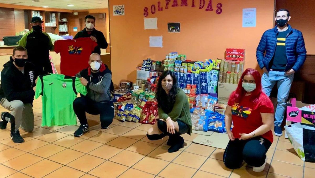 Alimentos recogidos por Os Solfamidas y los veteranos de Verducido