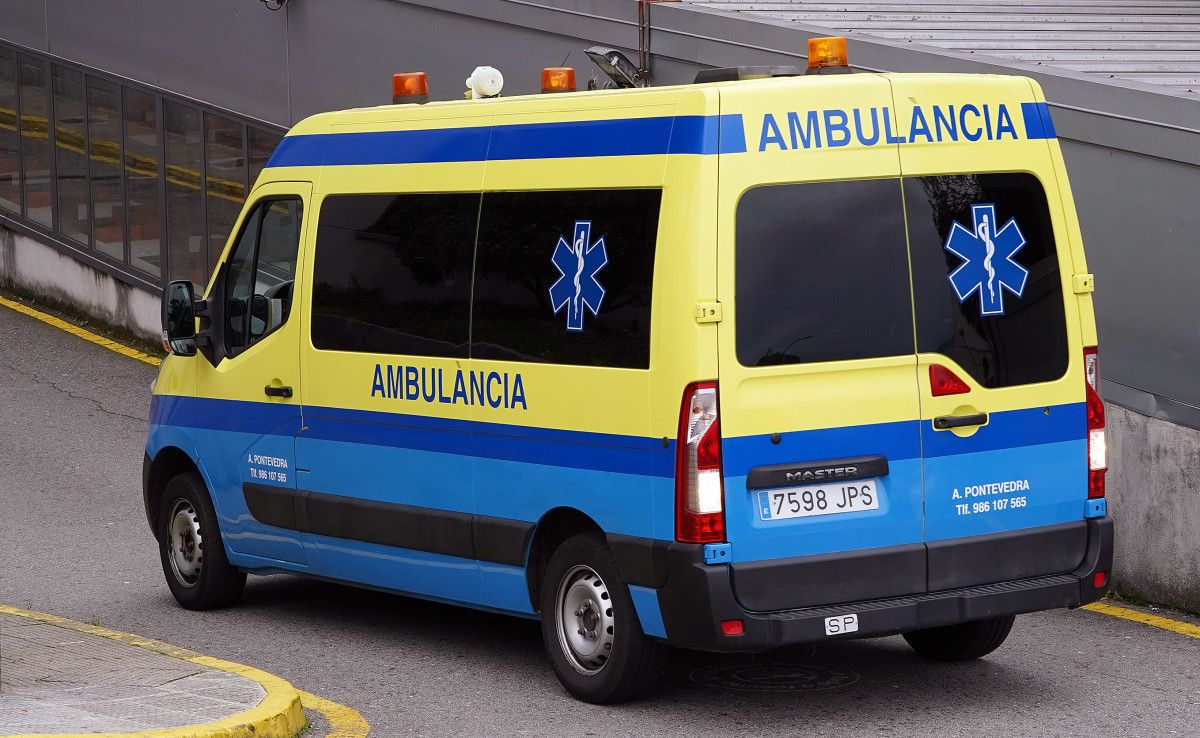 Ambulancia entrando en el Hospital de Montecelo