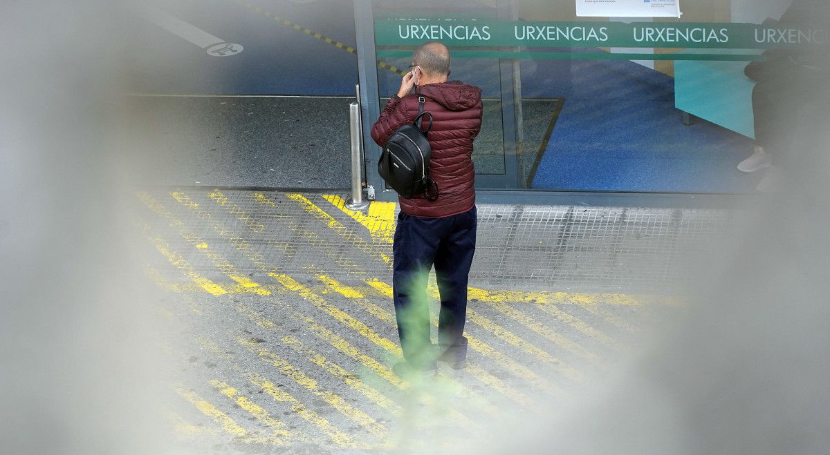 Una persona delante del servicio de Urgencias de Montecelo