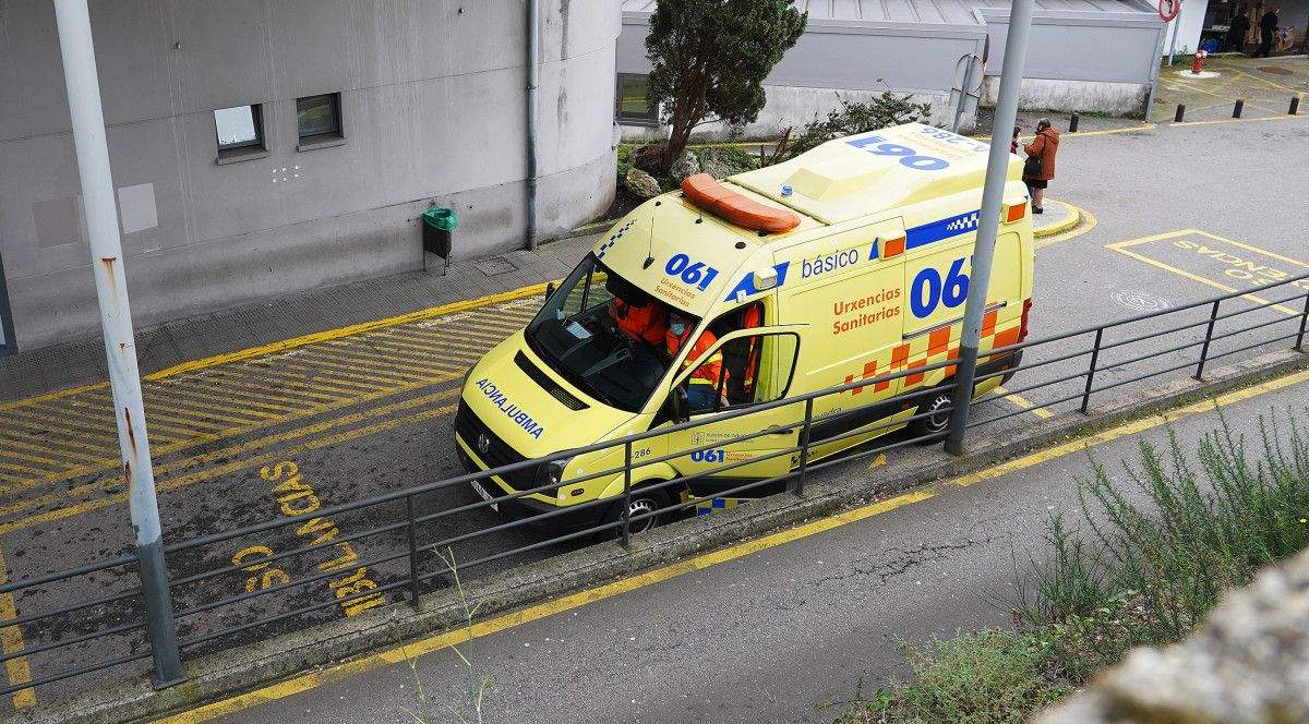 Ambulancia chegando a Urxencias no Hospital Montecelo