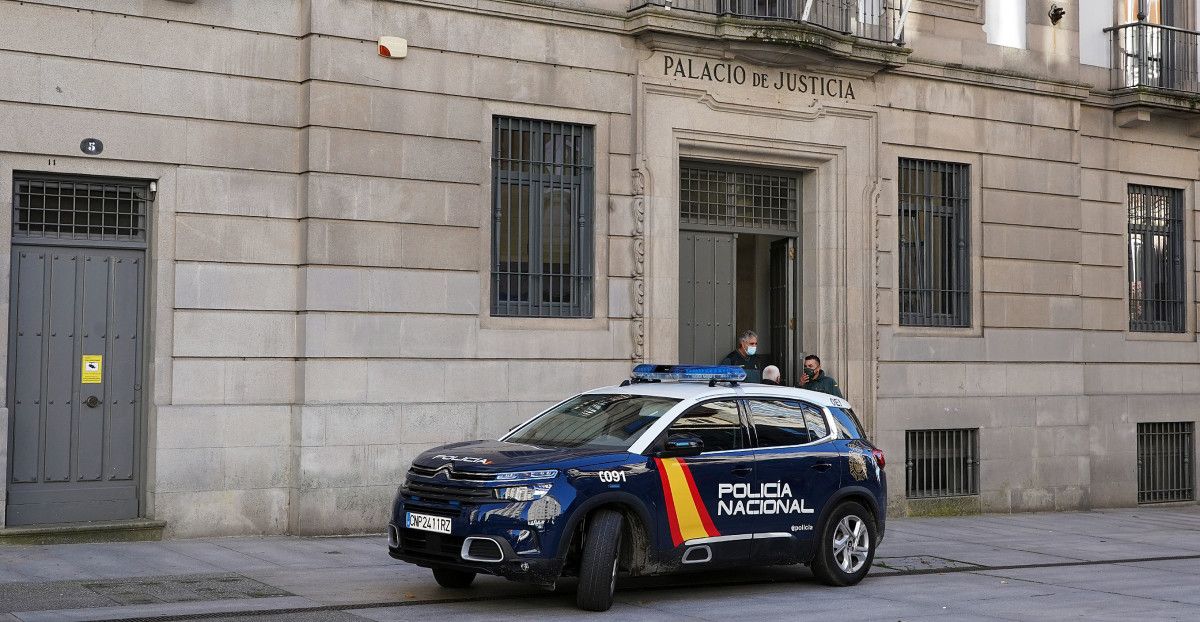 Vehículo da Policía Nacional diante da Audiencia Provincial de Pontevedra