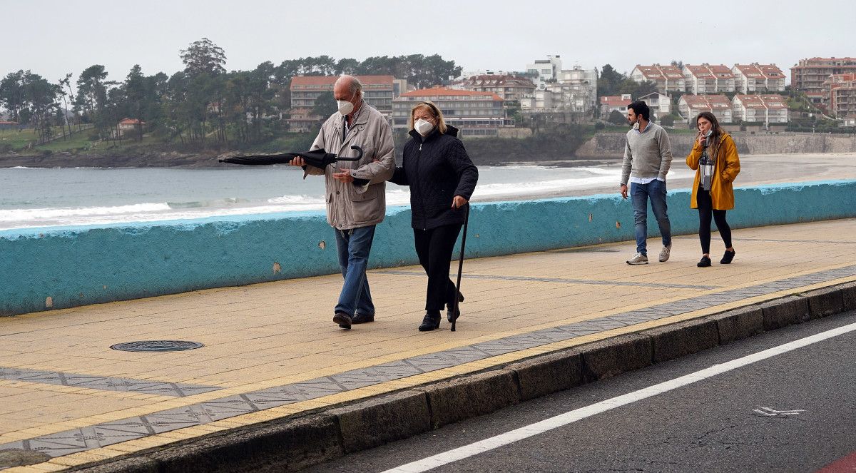 Xente paseando con máscaras por Sanxenxo