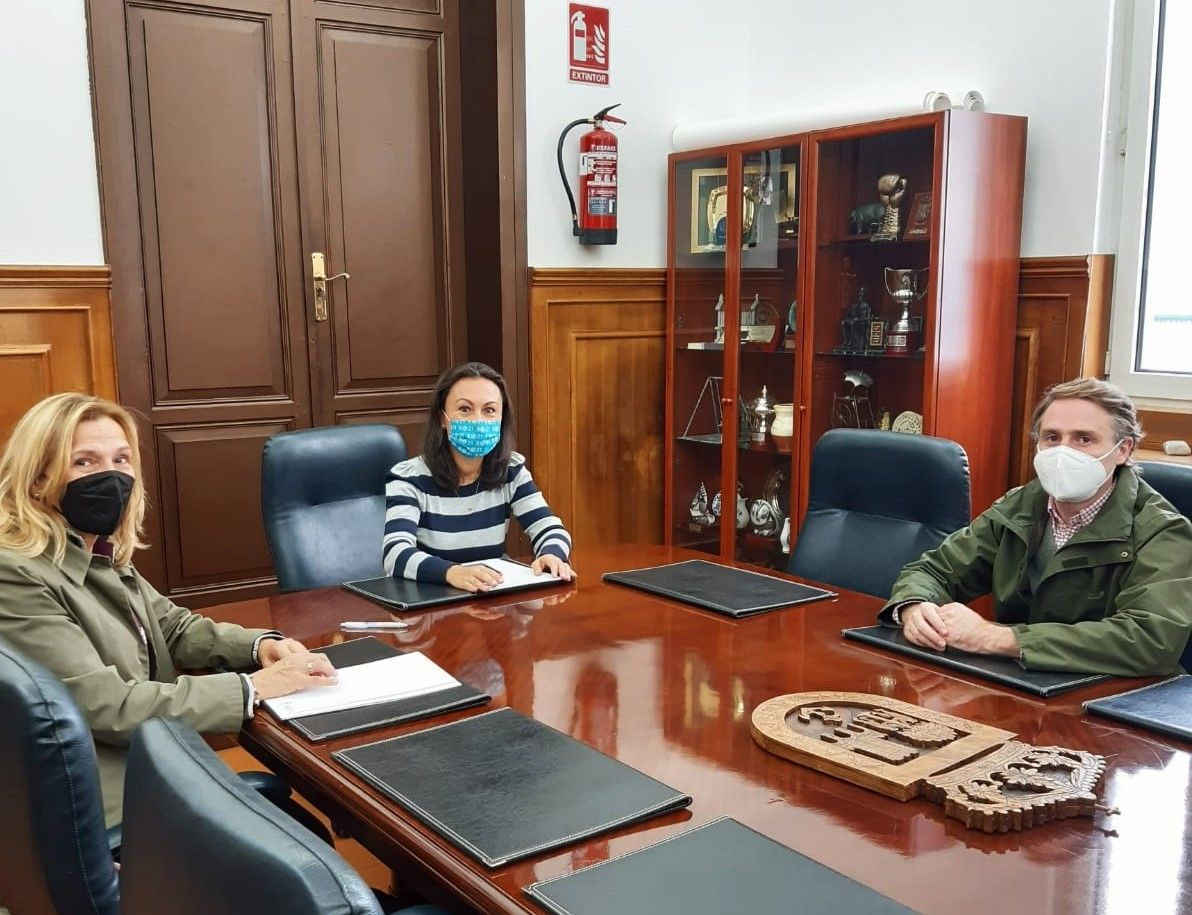 Reunión mantida entre a AECC de Marín e a alcaldesa, María Ramallo