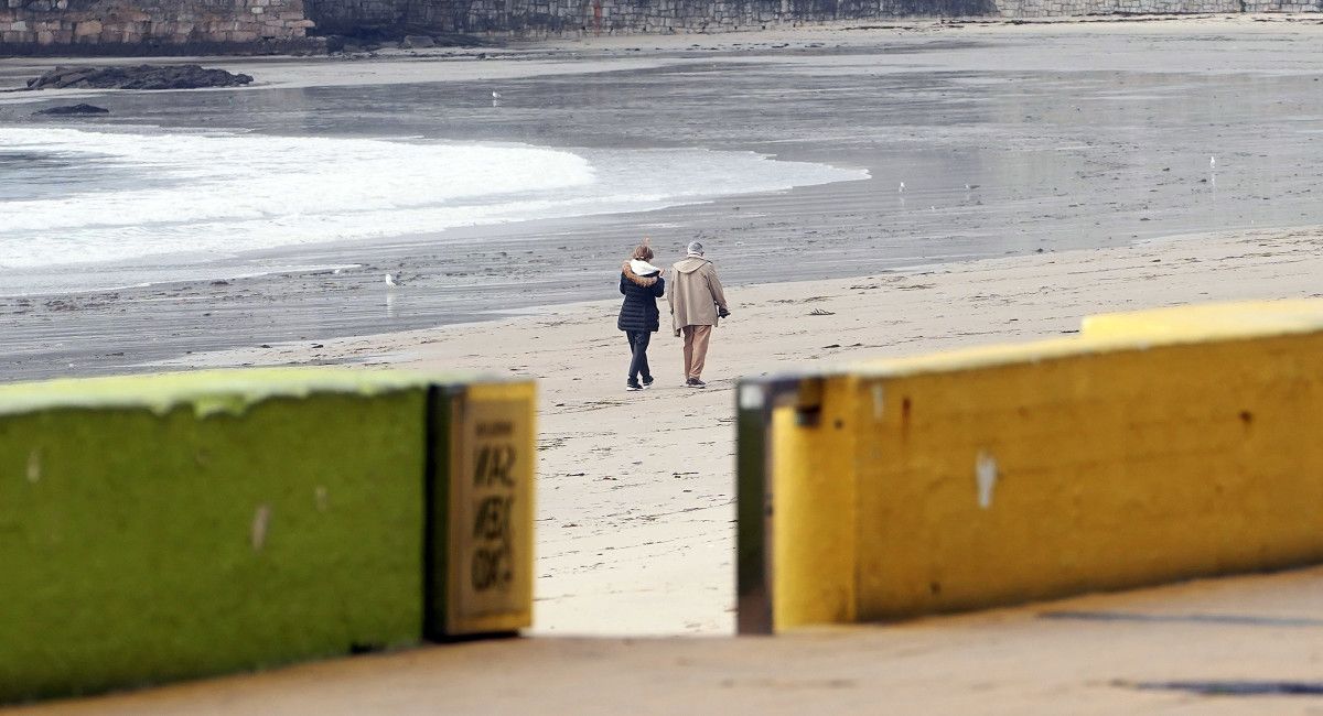 Gente paseando por la playa de Silgar