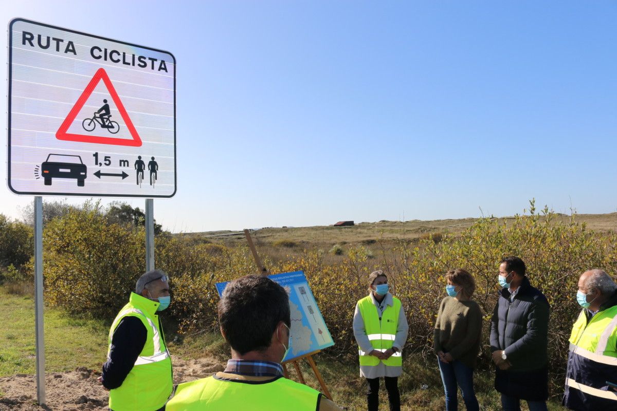 La Xunta instala paneles informativos en la PO-531 para proteger a los ciclistas