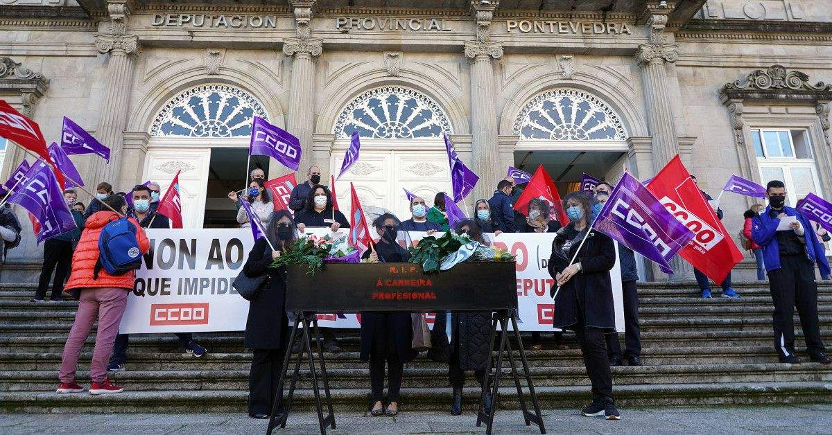 Acto de protesta de CC.OO. ante a Deputación de Pontevedra simulando o enterro da carreira profesional