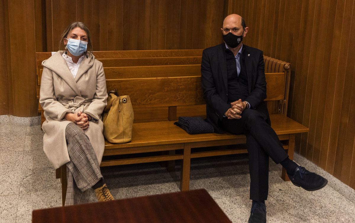 Luisa Piñeiro y Rafael Louzán en el banquillo de los acusados