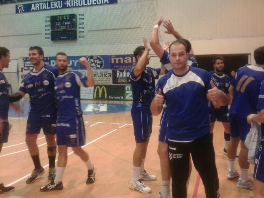 Los jugadores del Teucro celebran la victoria ante Bidasoa en Irún