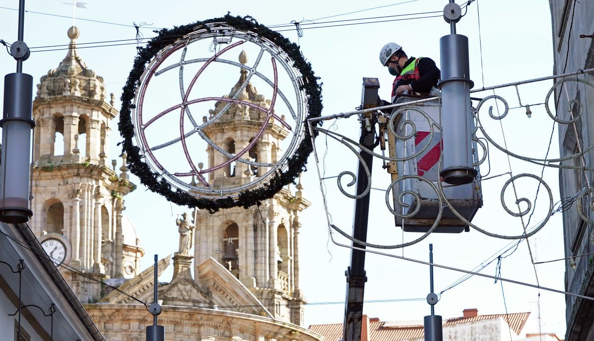 Instalación de la iluminación de Navidad de Pontevedra