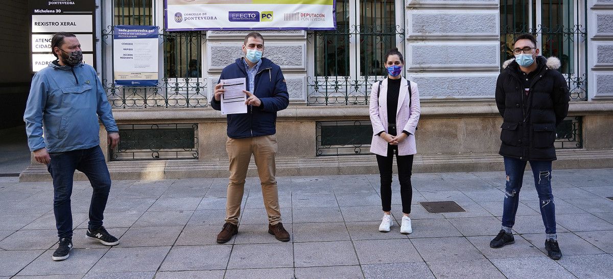 Representantes de la Plataforma de Afectados por el Covid Pontevedra tras su registro en el Concello
