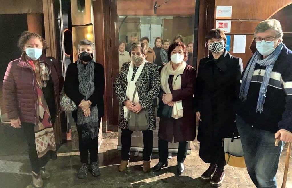 Integrantes del elenco interpretativo de 'Nación' con la directora Margarita Ledo