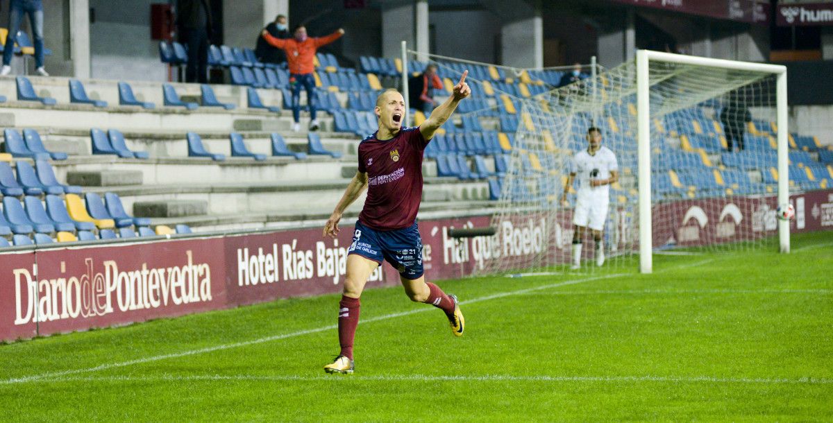 El delantero Rufo, durante el partido de liga en Pasarón entre Pontevedra CF y Salamanca