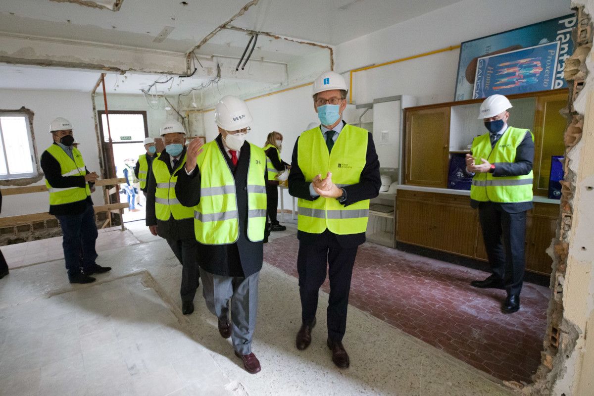 Feijóo visita las obras del albergue de Cáritas