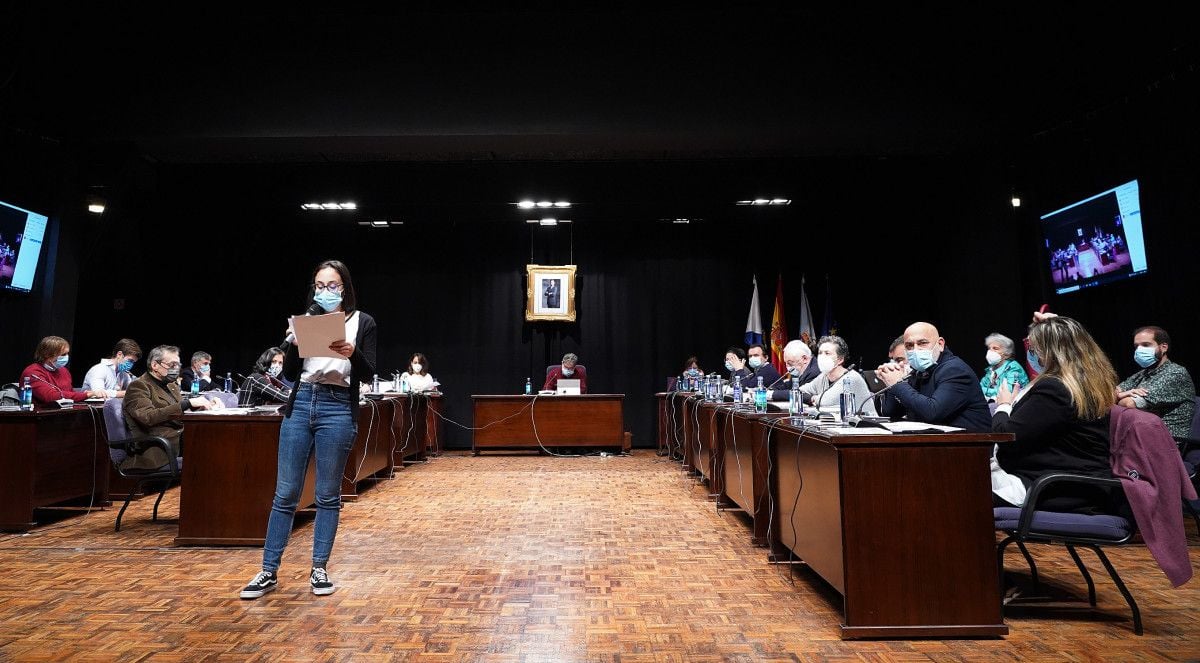 Sara Vila, na lectura do manifesto do 25N durante o pleno municipal