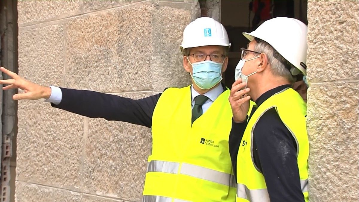 Feijóo visita as obras do albergue de Cáritas
