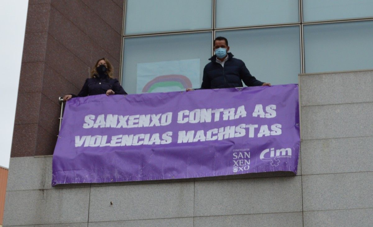 Pancarta en la fachada del Concello de Sanxenxo