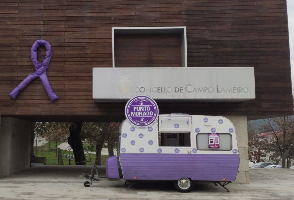"Caravana morada" delante del concello de Campo Lameiro