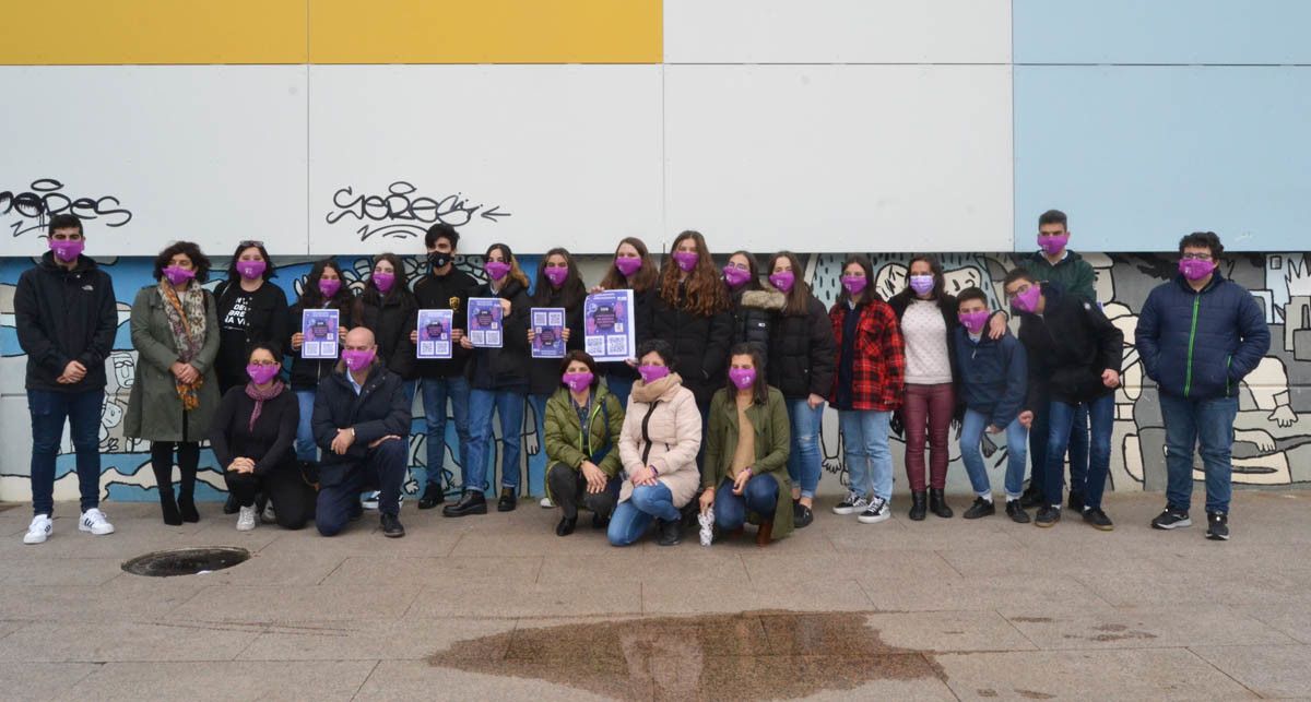 Alumnos del CPR Virxe Milagrosa presentando sus trabajos del 25N