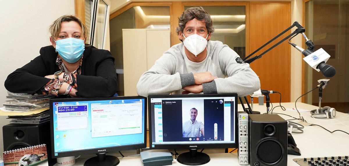 Yoya Blanco, Edelmiro Justo (en pantalla) e Milo Castelo nas Conversas na Ferrería