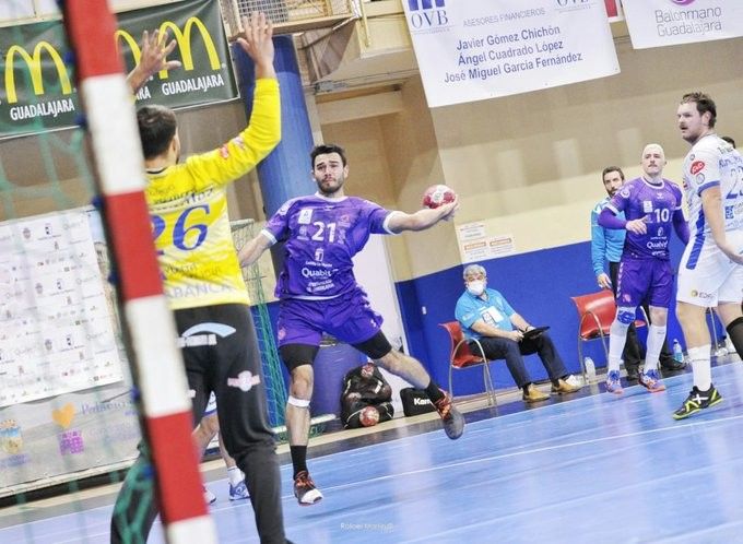 Partido de liga Asobal entre BM Guadalajara e Dicsa Modular CIsne