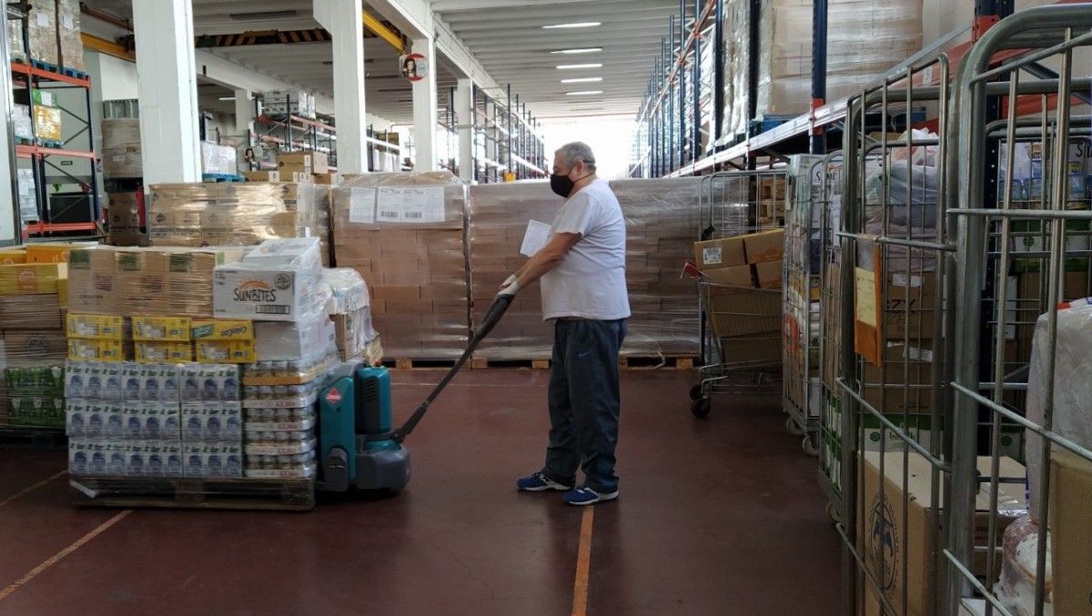 Alimentos chegando aos almacéns da Fundación Provincial Banco de Alimentos