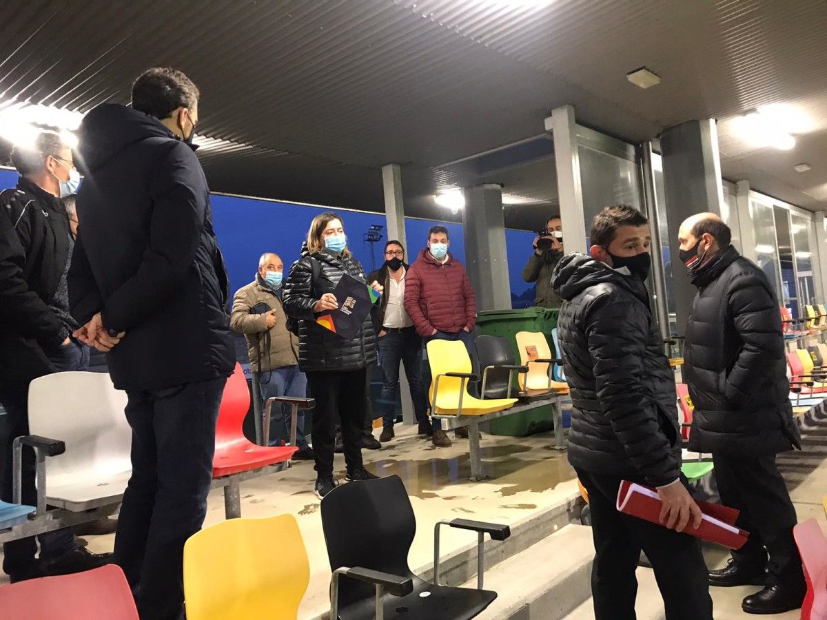 Técnicos de la RFEF inspeccionan el campo de A Senra para el partido de Copa del Rey entre Ribadumia y Cádiz