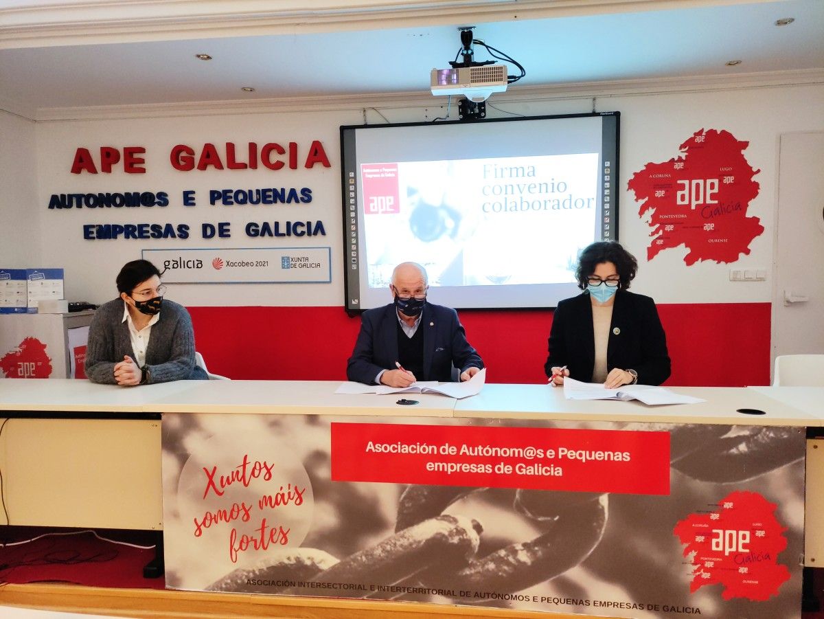 Firma del convenio entre APE y Hoempo