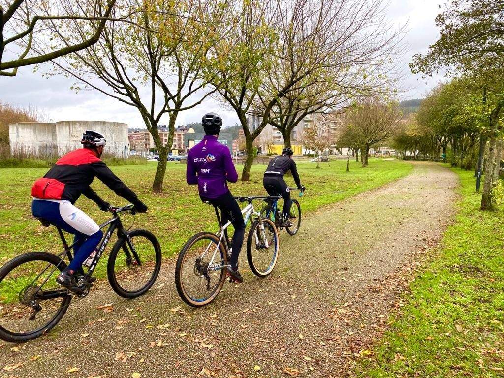 Un grupo de ciclistas por un camiño rural
