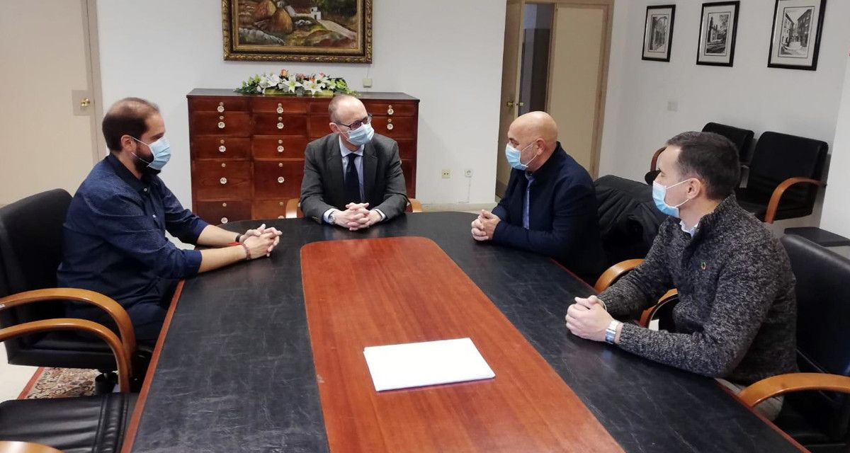 Reunión de Iván Puentes y Tino Fernández con el director de la UNED, Víctor González