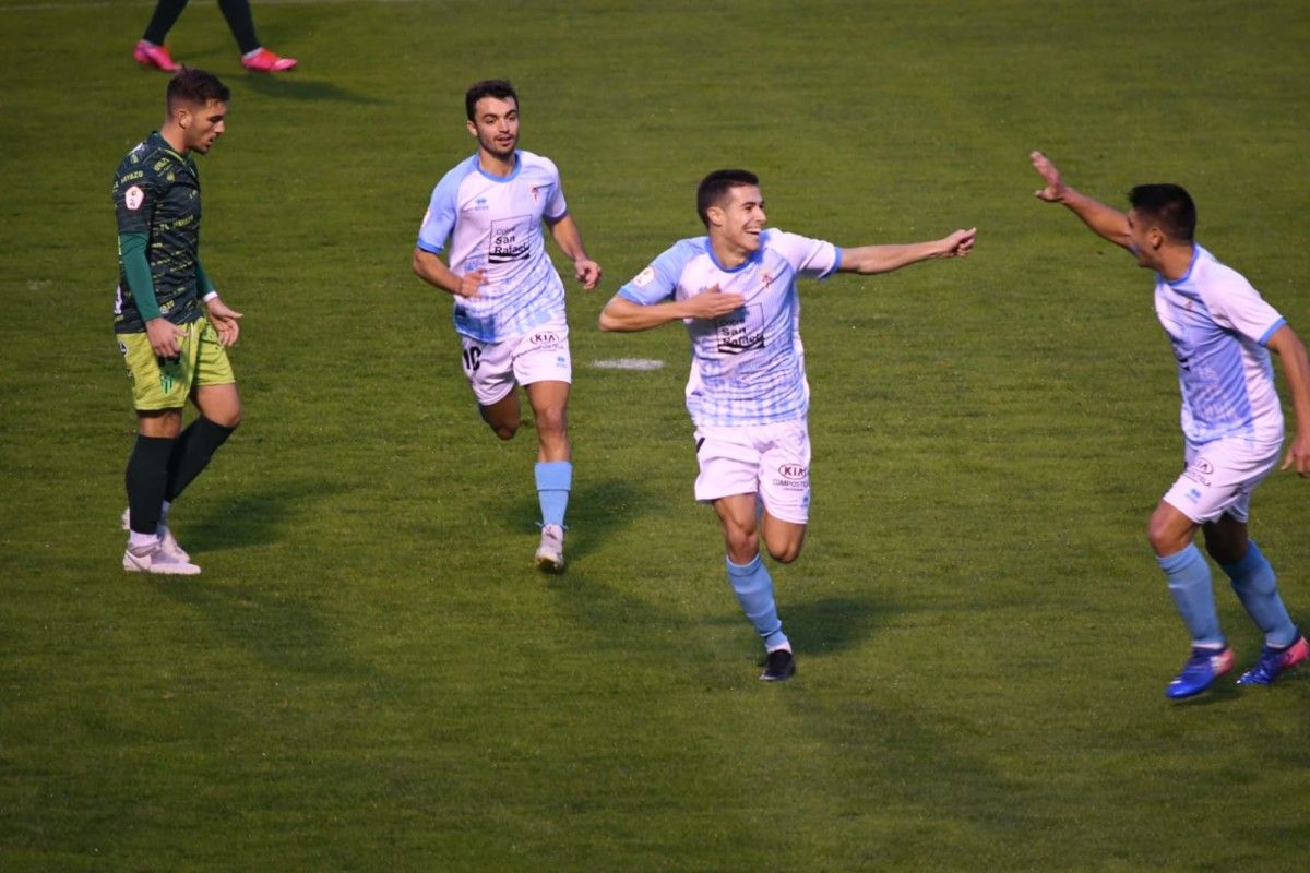 O exxogador do Pontevedra CF, Miki Villar, nun partido co Compostela