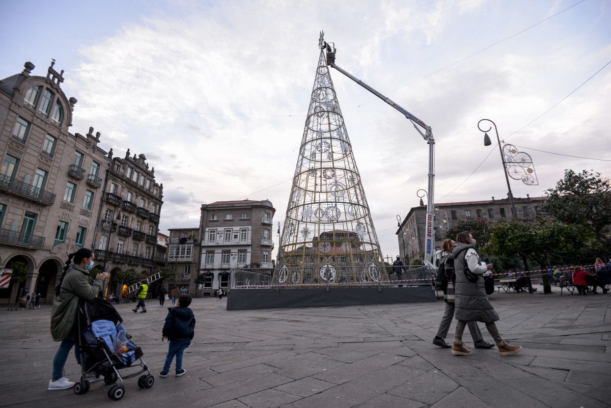 Instalan la estrella del árbol de Navidad de la Ferrería 