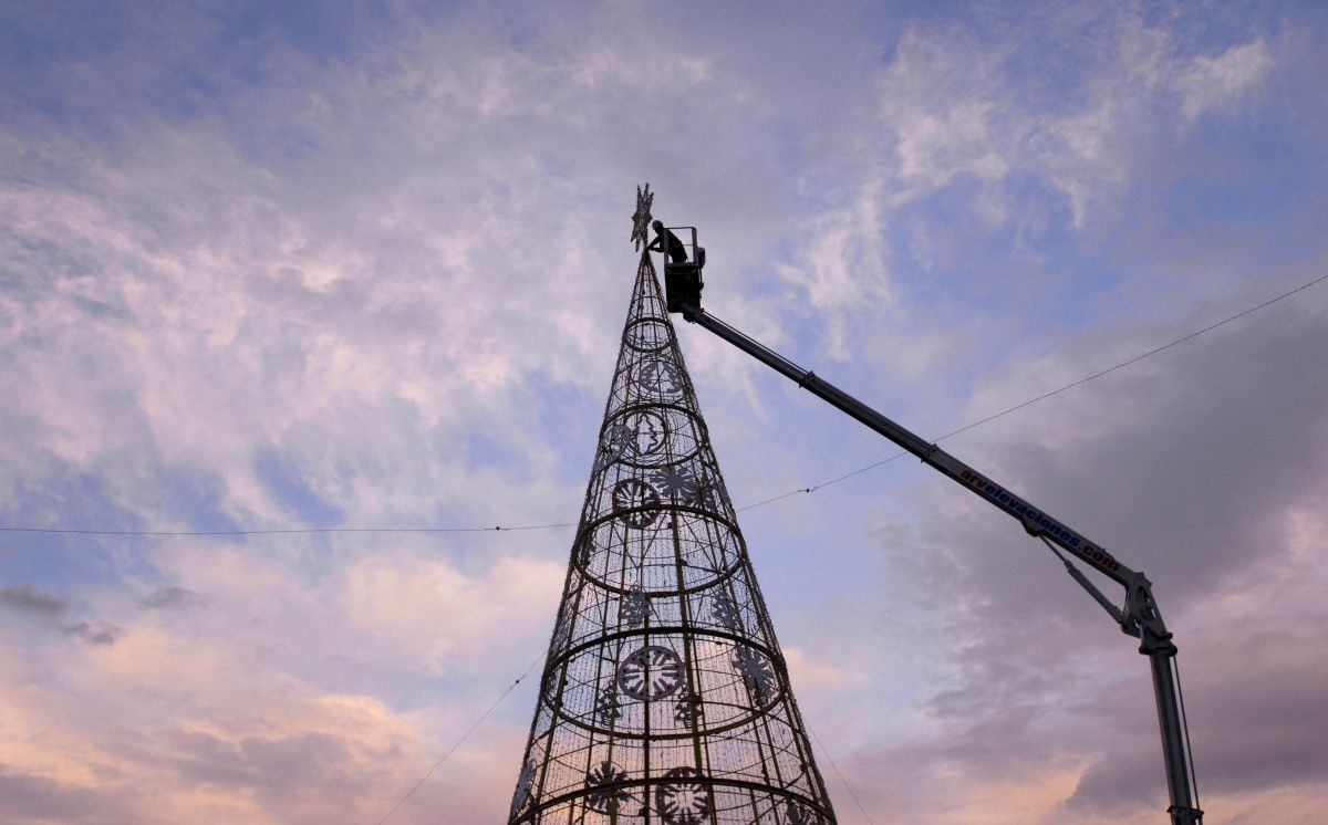 Instalación de la estrella del árbol de Navidad de A Ferrería en 2020