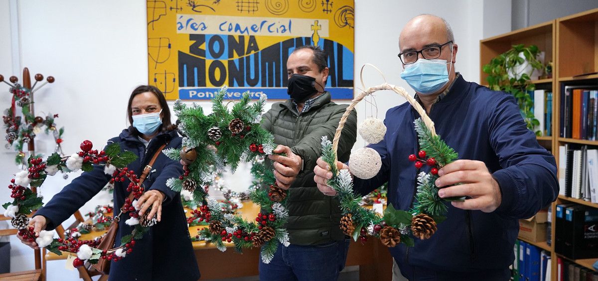La Asociación Alba entrega coronas navideñas elaboradas por sus usuarios al CCU Zona Monumental