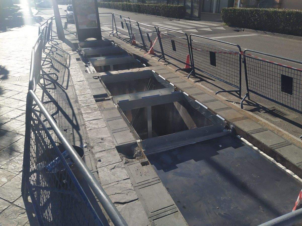 Obras de instalación de los contenedores soterrados en la calle Rafael Picó