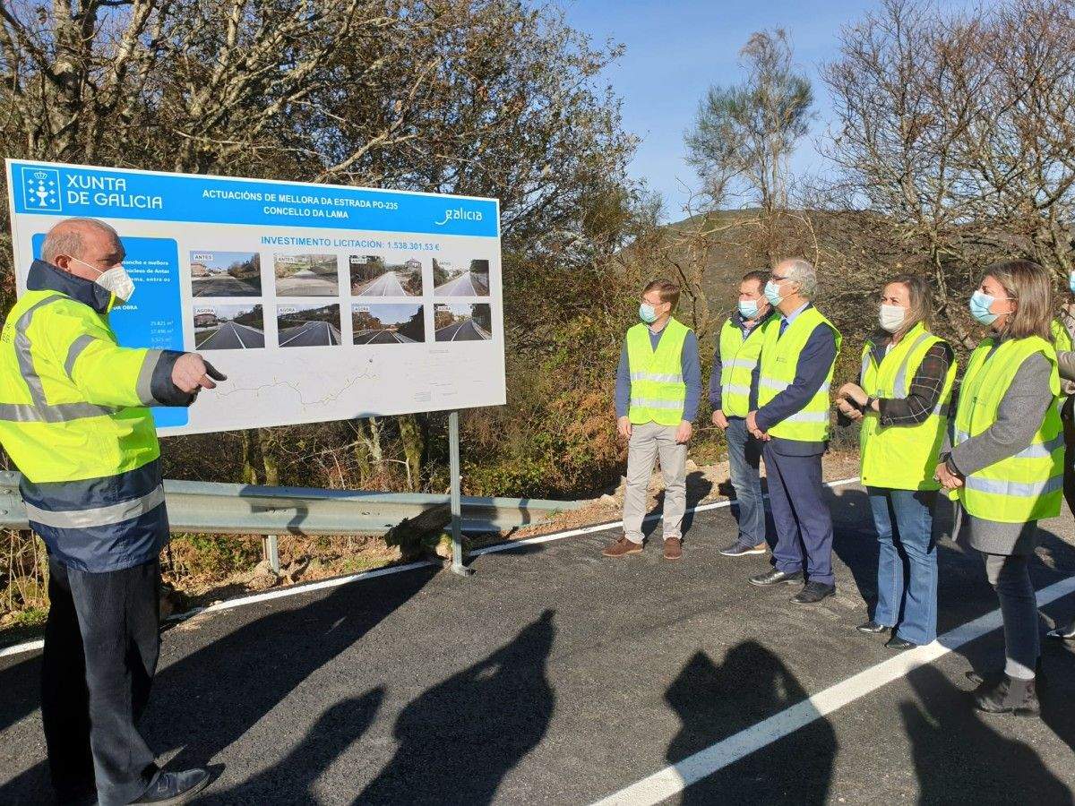 Ethel Vázquez, conselleira de Infraestruturas, comprueba el remate de las obras en la PO-235 en A Lama