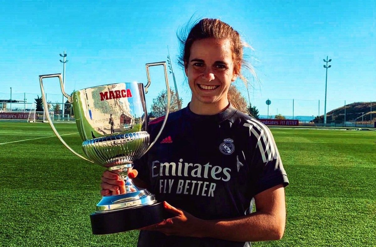 Teresa Abelleira posa con el premio de futbolista revelación entregado por el Diario Marca