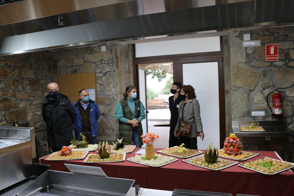 Visita al obradoiro del empleo de Cocina de Vilanova de Arousa por parte de la delegada de la Xunta, Luísa Piñeiro