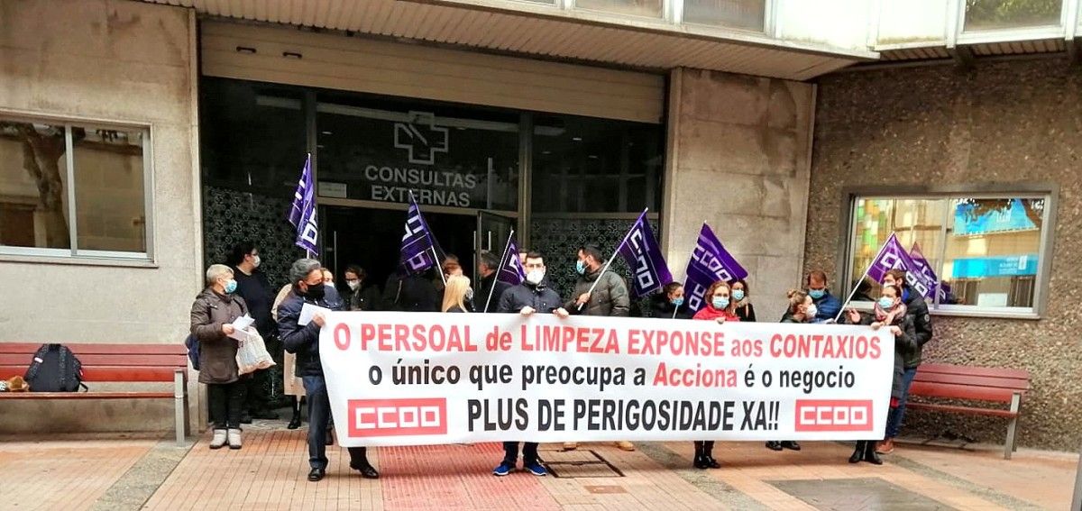 Concentración de CC.OO. para reclamar el plus de peligrosidad para el personal de limpieza de los hospitales