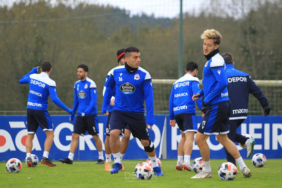Borja Galán, jugador del RC Deportivo, durante un entrenamiento en la ciudad deportiva de Abegondo