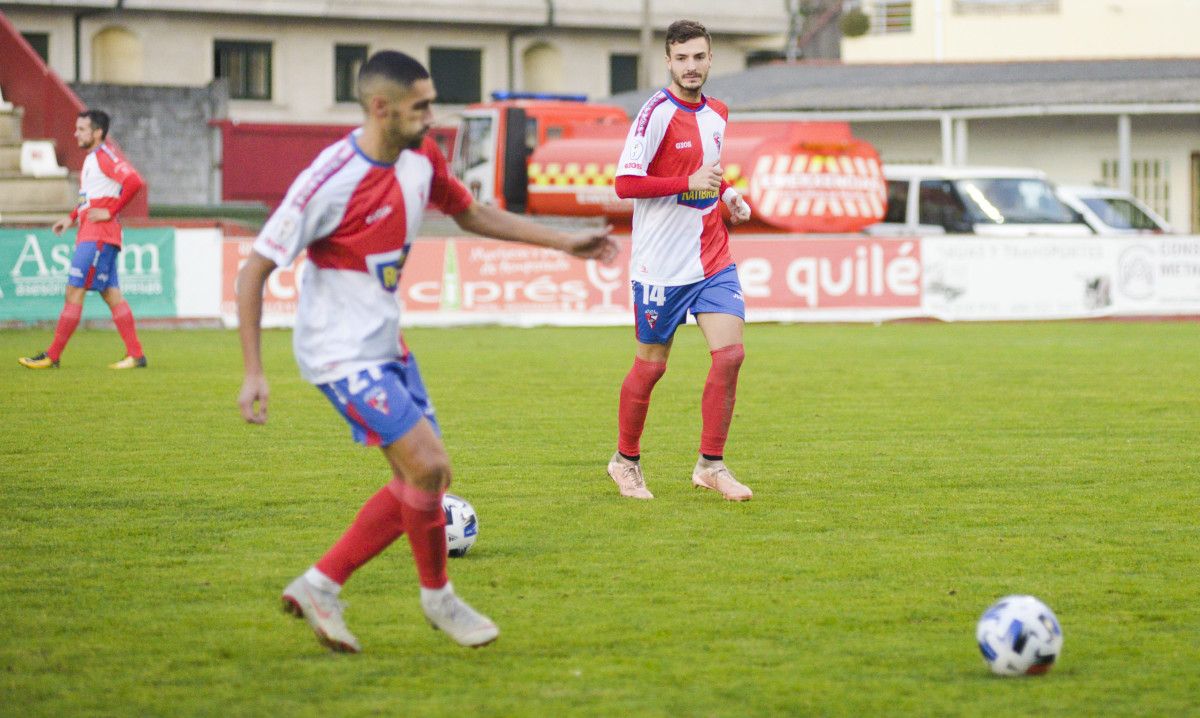 Mon (número 14) no partido entre Arosa e Atios na Lomba
