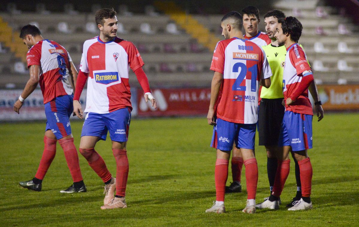 Partido entre Arosa e Atios na Lomba