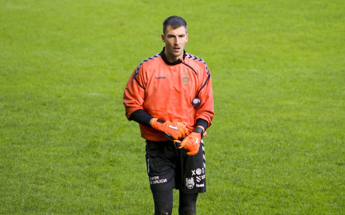 Mario Fernández, en el calentamiento del partido entre Pontevedra y Deportivo en Pasarón