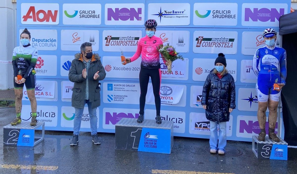 Irene Trabazo (centro) no podio da Copa Galicia de Ciclocrós en Santiago