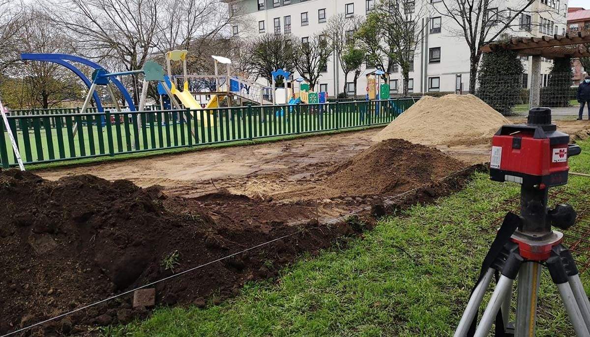 Traballos para a instalación dunha tirolesa no parque da Praza de Europa