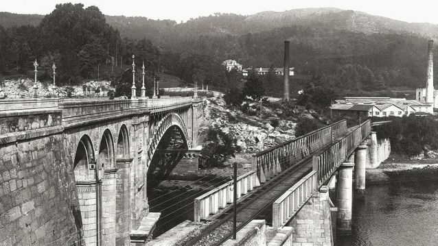 El puente de la Barca (1910-1915) con el puente viejo del ferrocarril a su lado