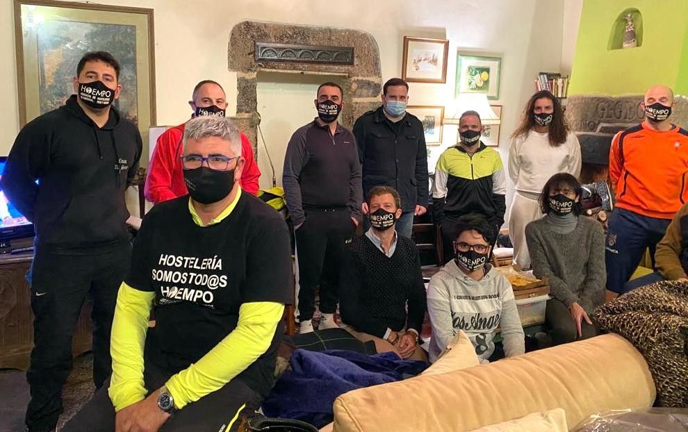 Os representantes da hostalería que realizan a marcha 'Rescate Hostalería' con Jorge Cubela, alcalde de Cerdedo-Cotobade